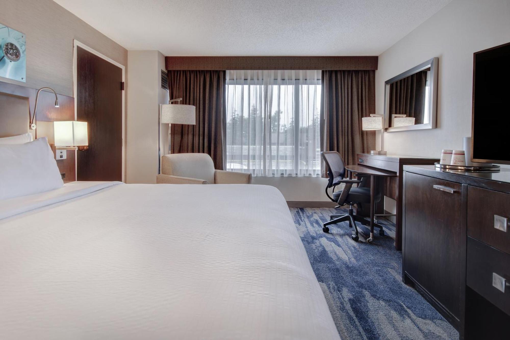Crowne Plaza By Ihg Hotel
